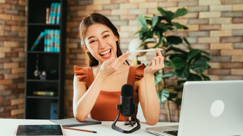 female influencer